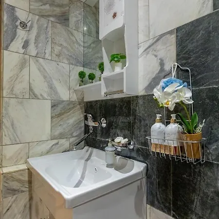 Large Terrace + Quiet Apt Apartamento